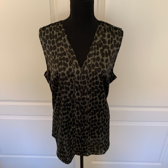 🫒🐆 Sleeveless Olive Green Leopard Print Top from BR - Picture 2 of 13